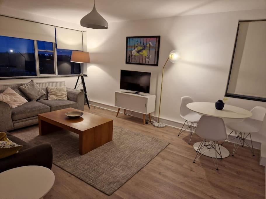 Newly Renovated Apartment! ลอนดอน ภายนอก รูปภาพ